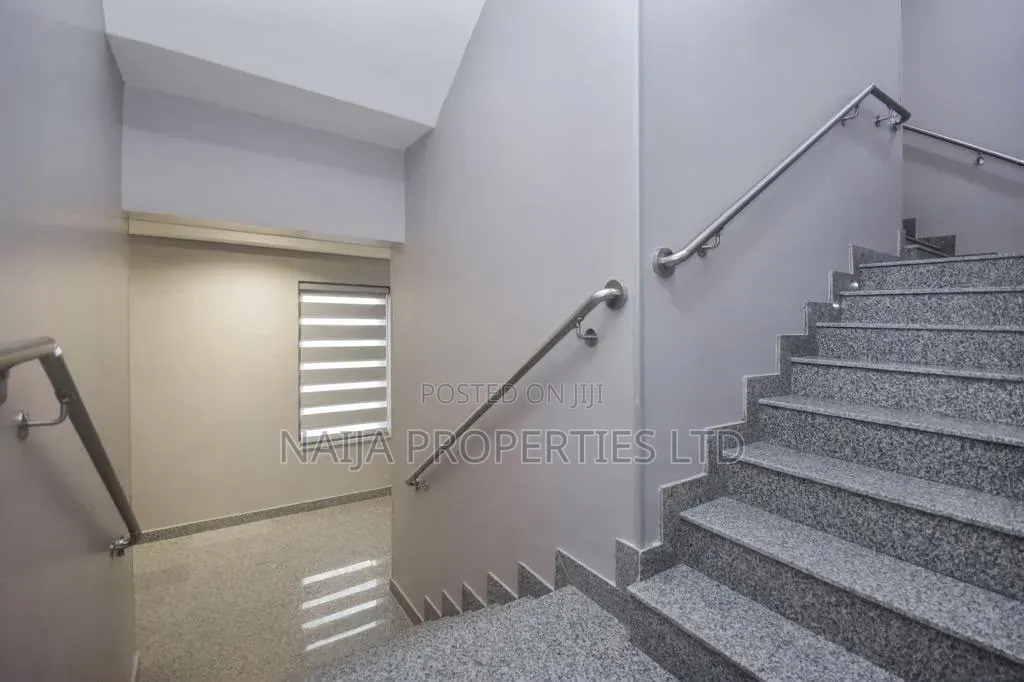 3bdrm Apartment in Lekki Phase 1 for rent