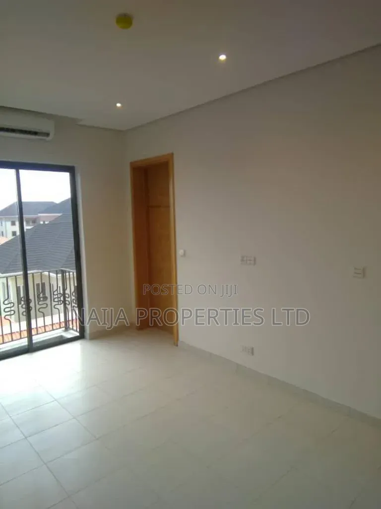 3bdrm Apartment in Lekki Phase 1 for rent