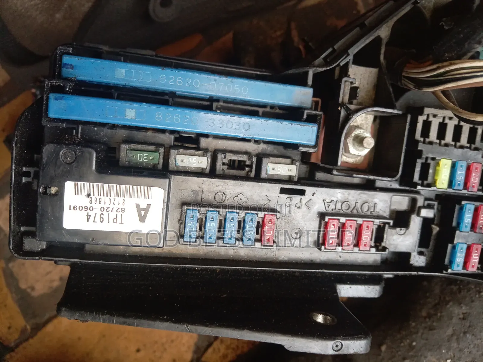 2007 Camry and Lexus Es350 Bonnet Fuse Box