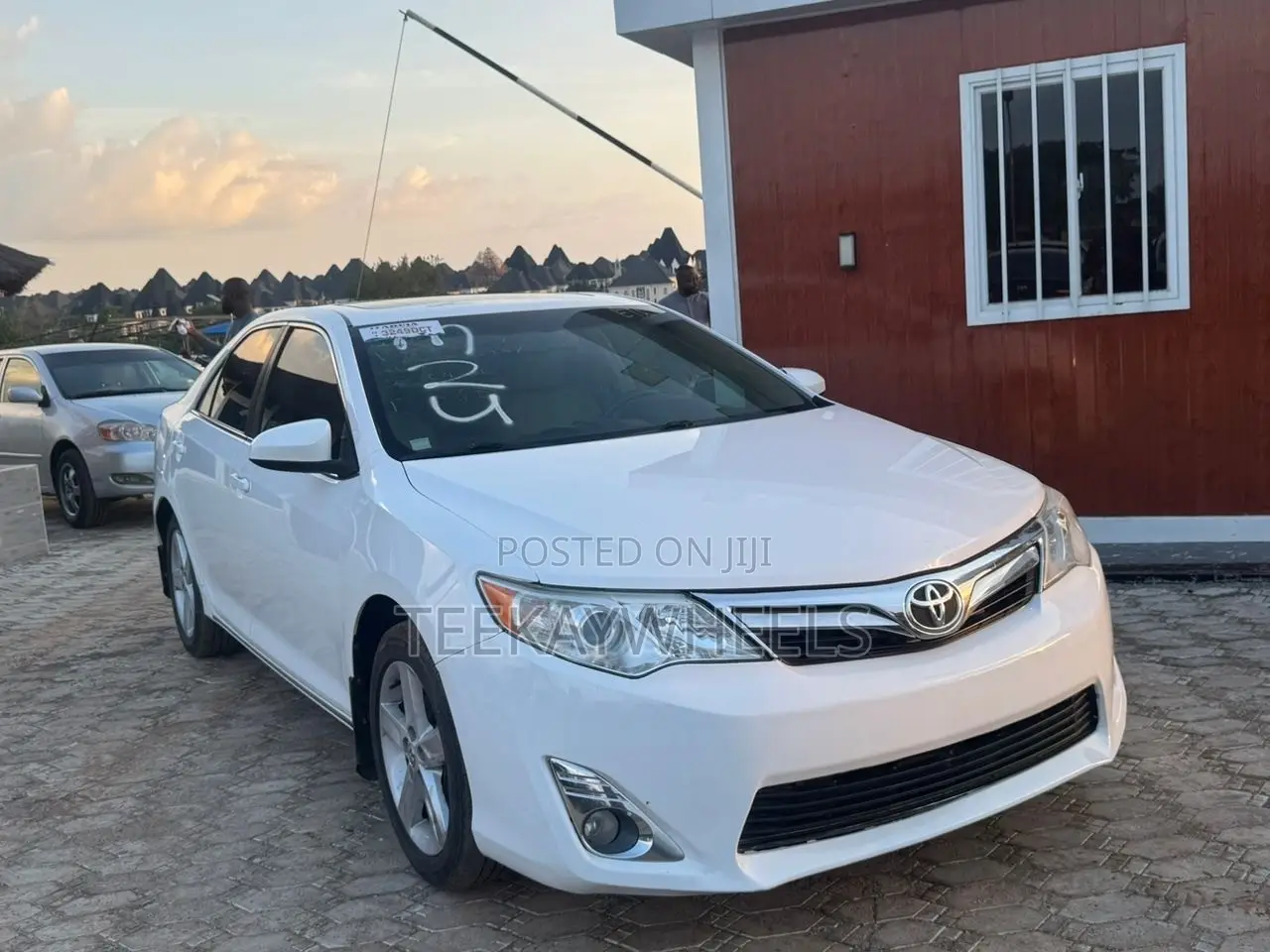 Toyota Camry XLE 4dr Sedan (2.5L 4cyl 6A) 2013 White