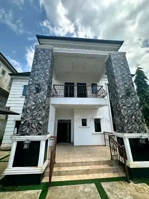 5bdrm Duplex in New Airport Rd, By for sale