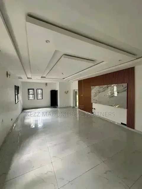 5bdrm Duplex in New Airport Rd, By for sale