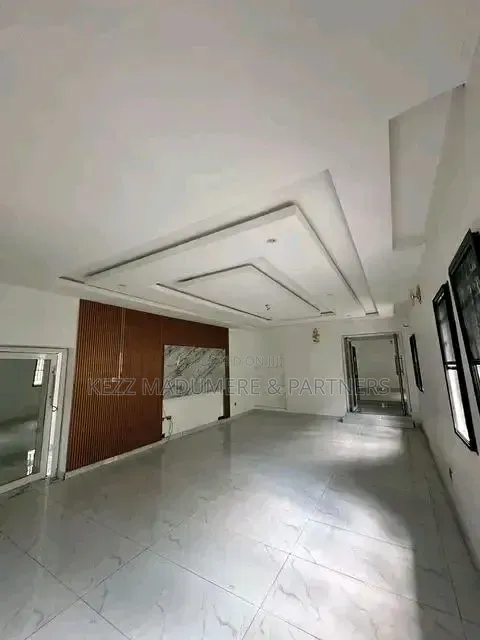 5bdrm Duplex in New Airport Rd, By for sale
