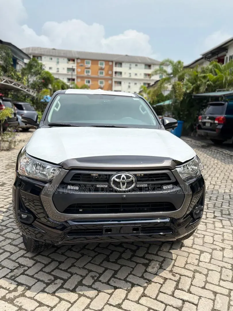 Toyota Hilux 2025 Black
