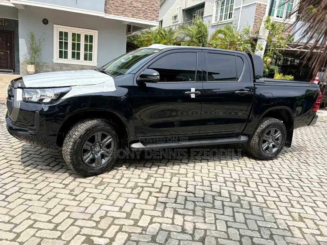 Toyota Hilux 2025 Black