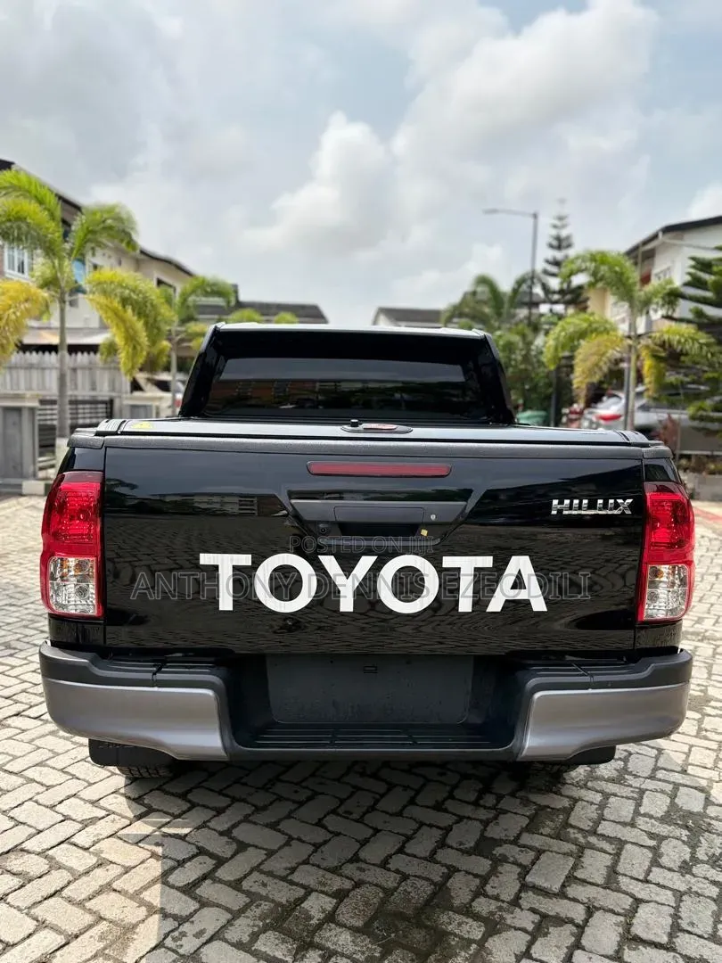 Toyota Hilux 2025 Black