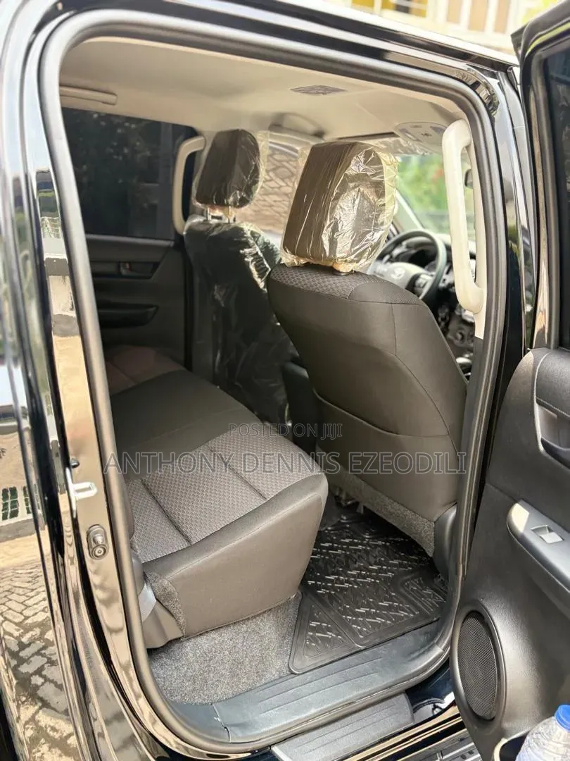 Toyota Hilux 2025 Black