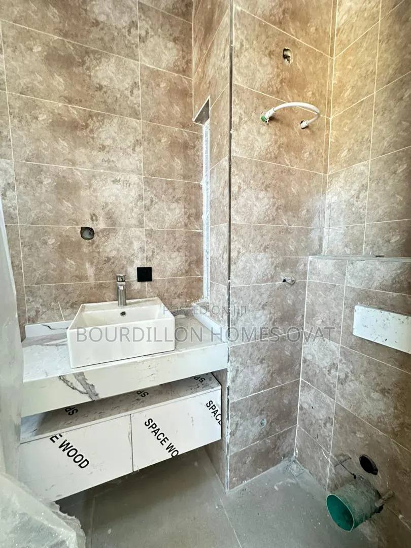 2bdrm Apartment in Lekki Phase 1 for sale