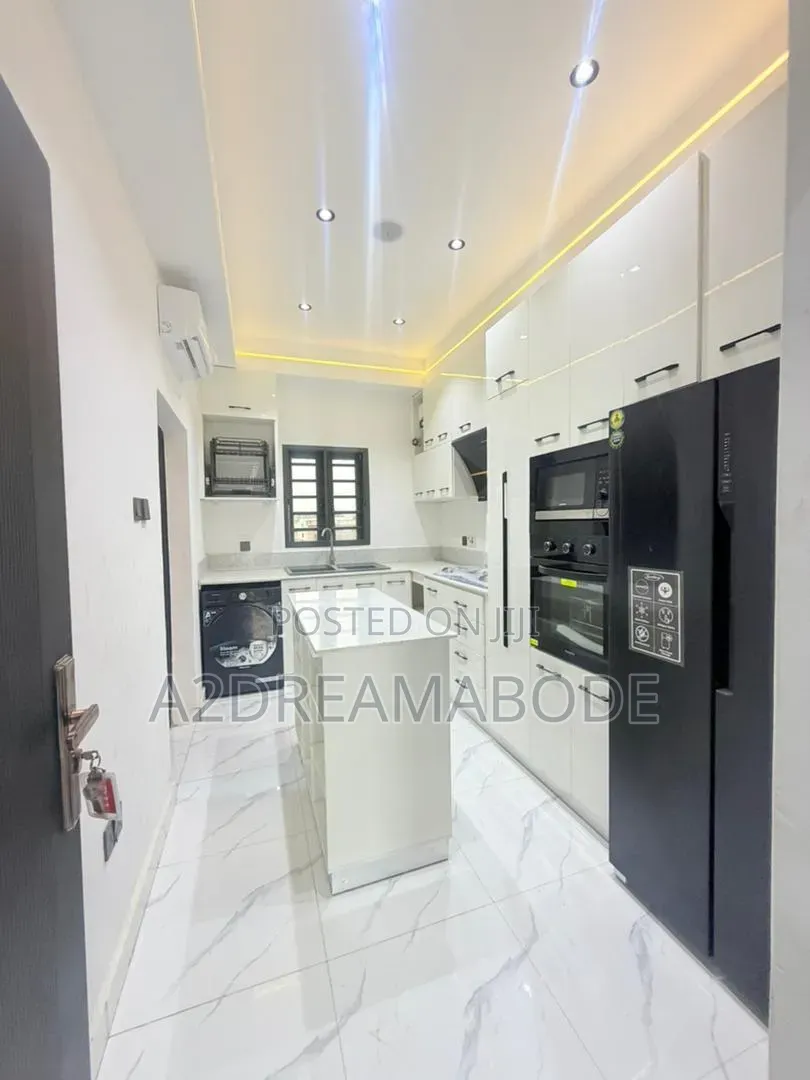 3bdrm Apartment in Gbagada, Millenuim/UPS for sale