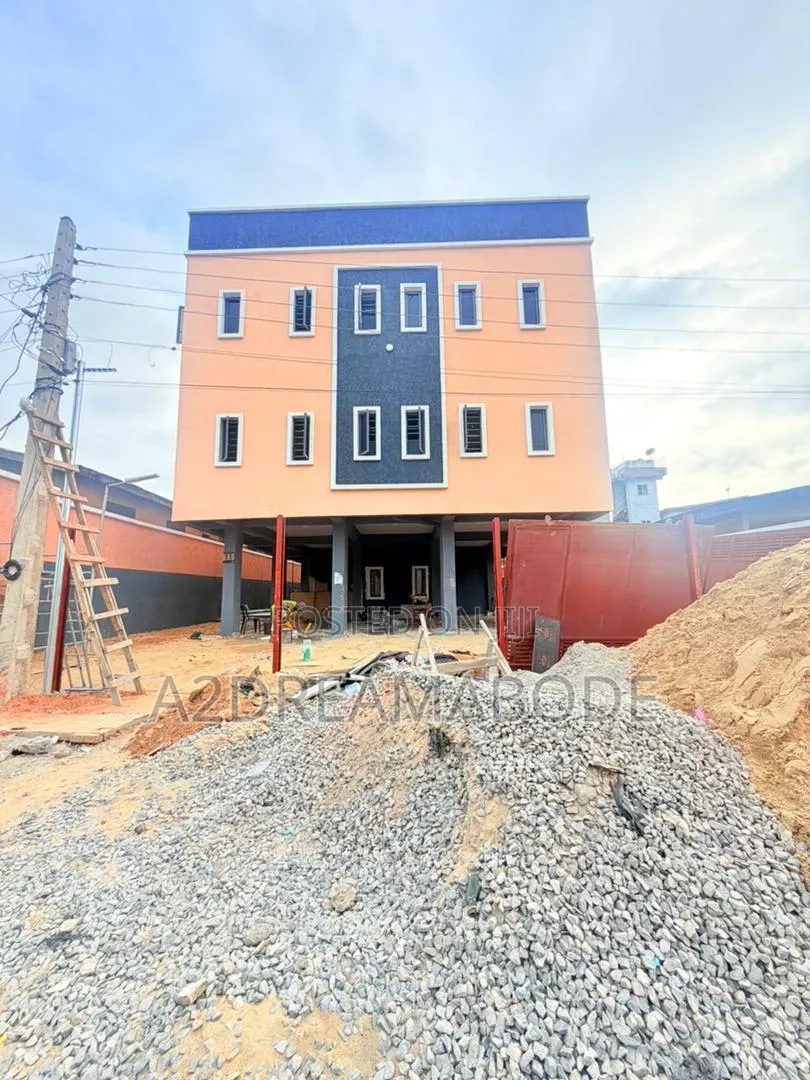 3bdrm Apartment in Gbagada, Millenuim/UPS for sale