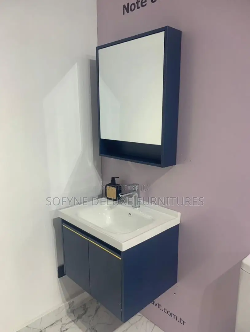 Bathroom Vanity Unit With Single Sink and Mirror