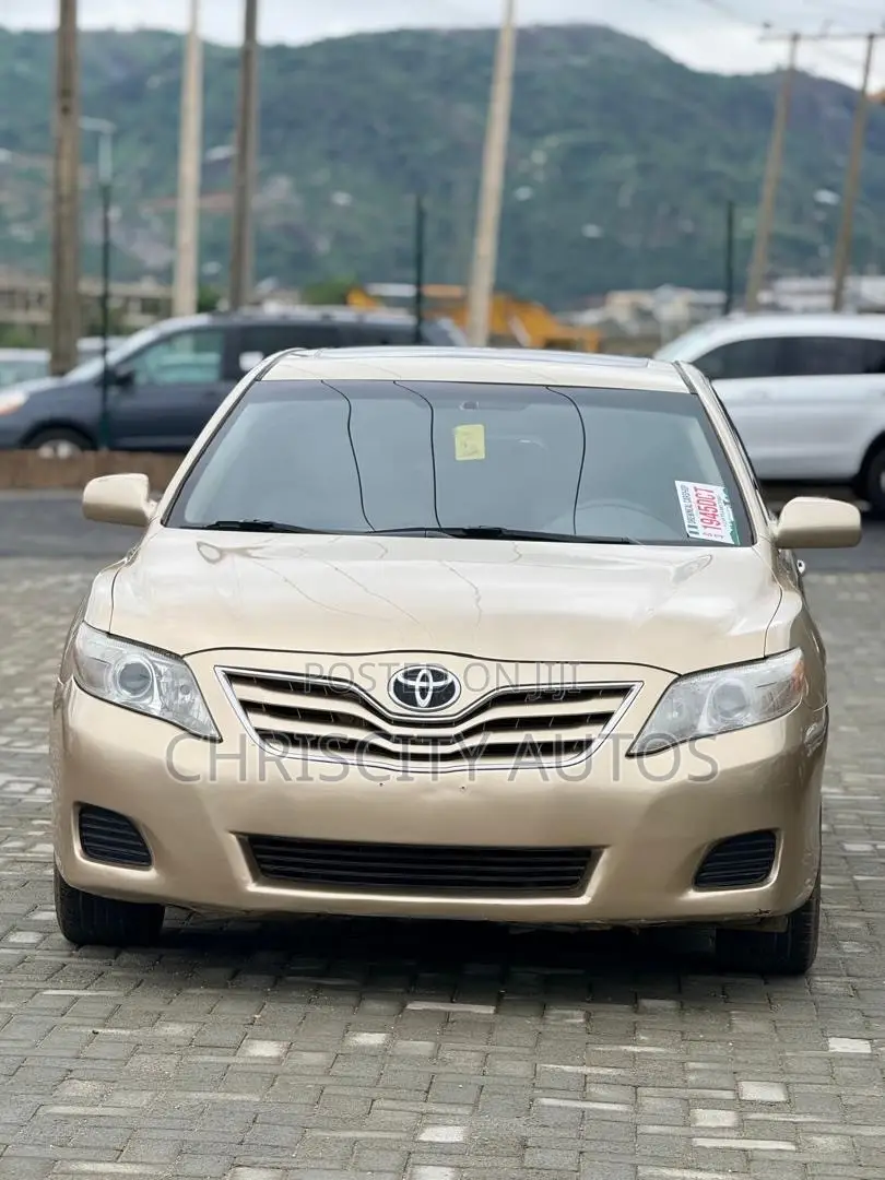 Toyota Camry LE V6 4dr Sedan (3.5L 6cyl 6AM) 2010 Gold