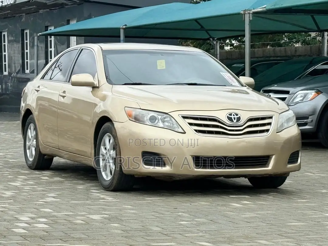 Toyota Camry LE V6 4dr Sedan (3.5L 6cyl 6AM) 2010 Gold