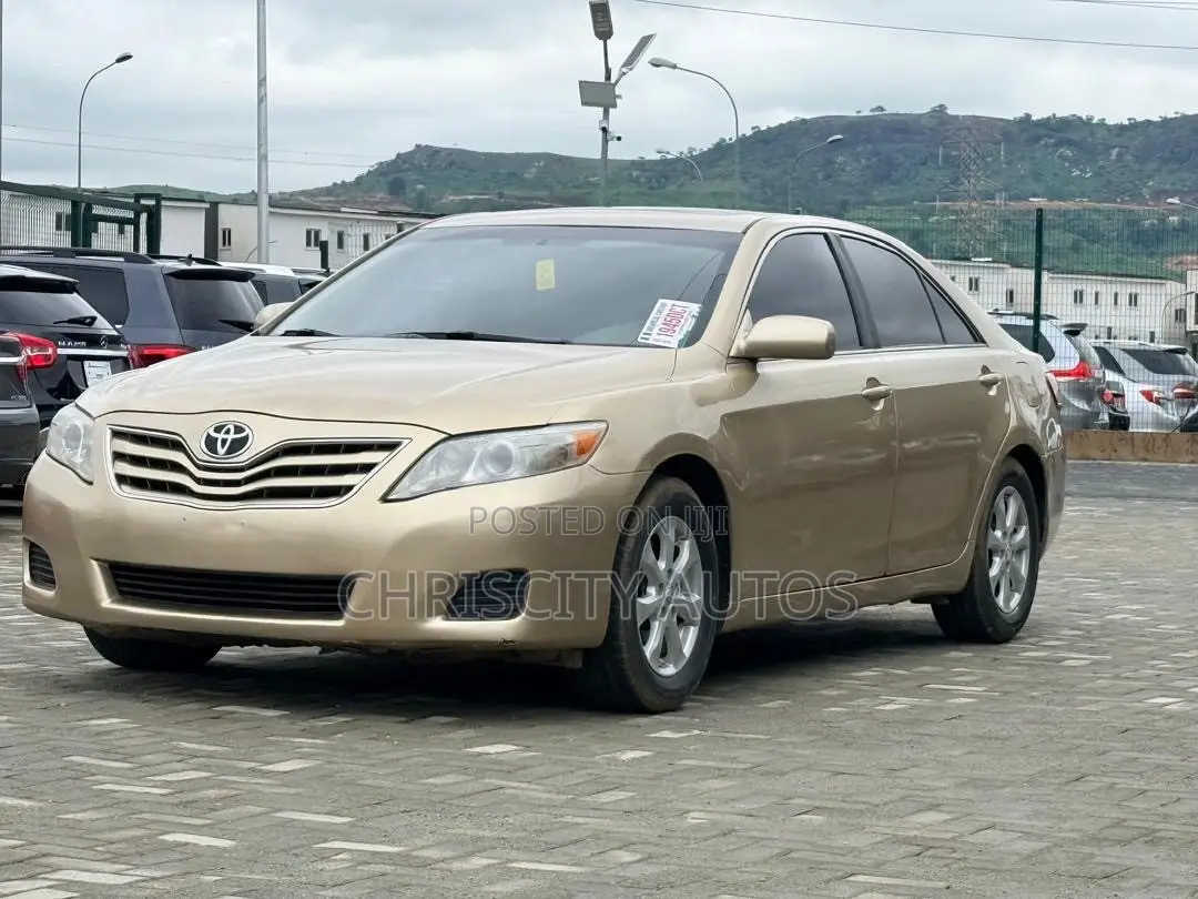 Toyota Camry LE V6 4dr Sedan (3.5L 6cyl 6AM) 2010 Gold