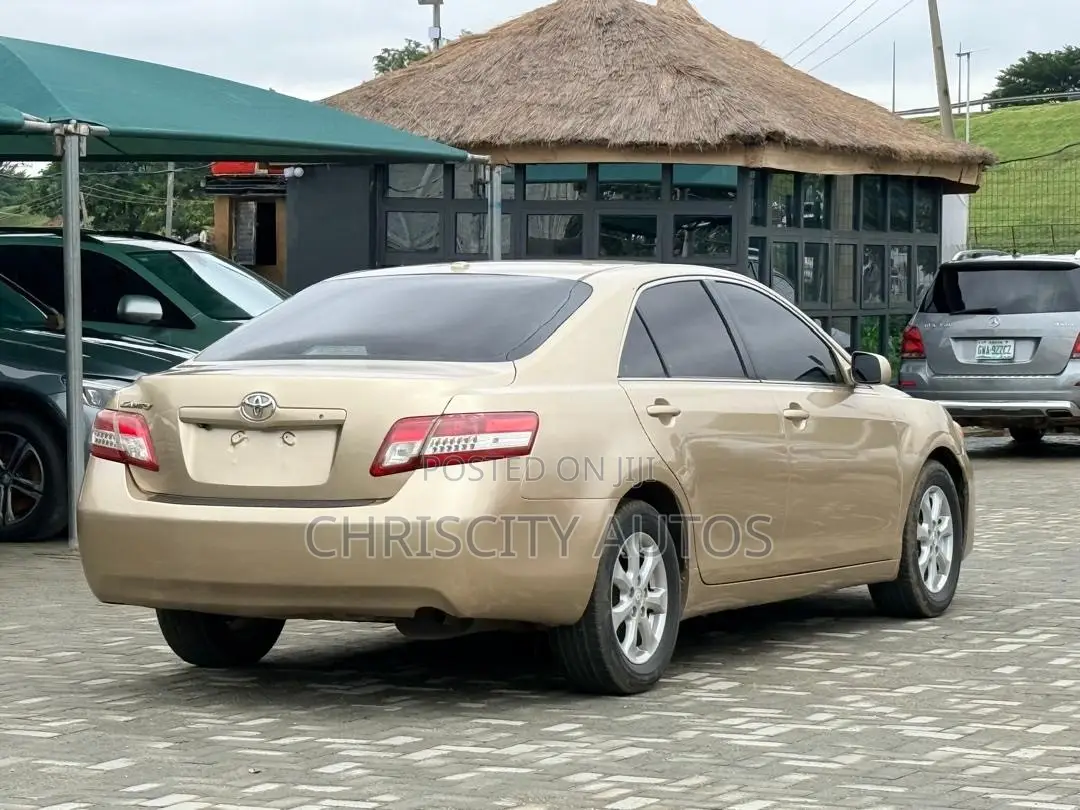 Toyota Camry LE V6 4dr Sedan (3.5L 6cyl 6AM) 2010 Gold