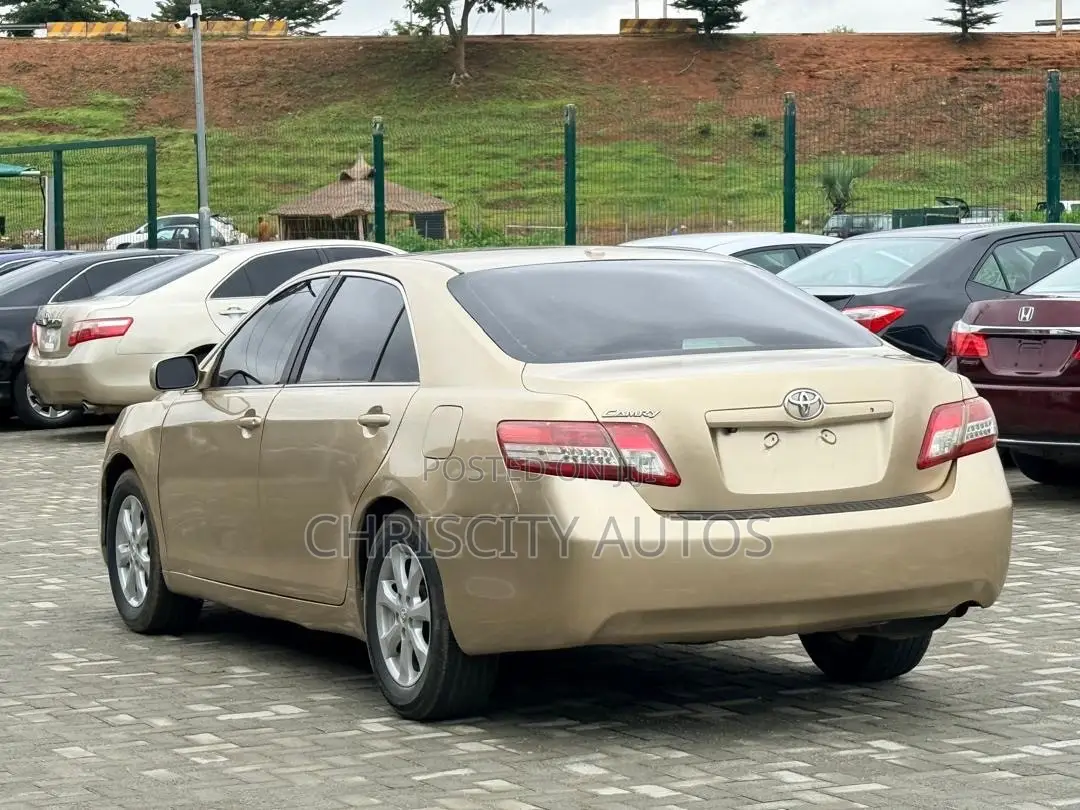 Toyota Camry LE V6 4dr Sedan (3.5L 6cyl 6AM) 2010 Gold