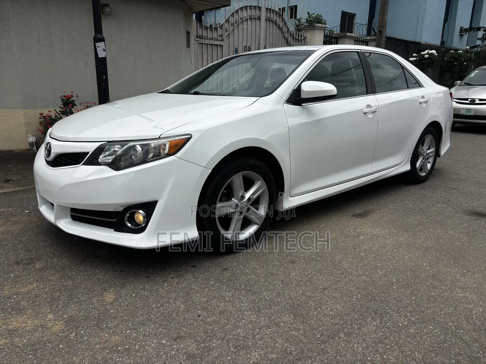 Toyota Camry SE 4dr Sedan (2.5L 4cyl 6A) 2013 White