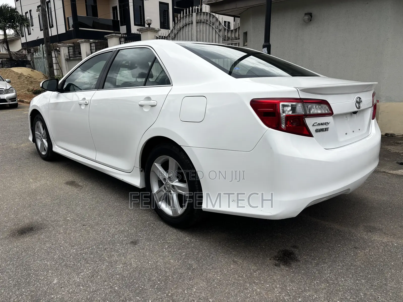 Toyota Camry SE 4dr Sedan (2.5L 4cyl 6A) 2013 White