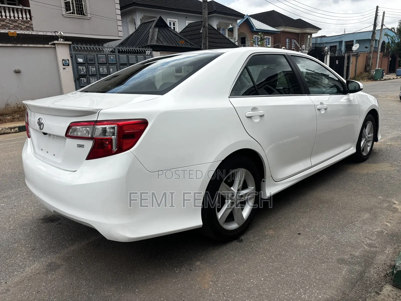 Toyota Camry SE 4dr Sedan (2.5L 4cyl 6A) 2013 White