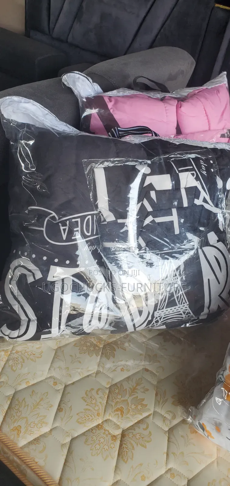 Duvet and 4 Pillowcase With Bedspread