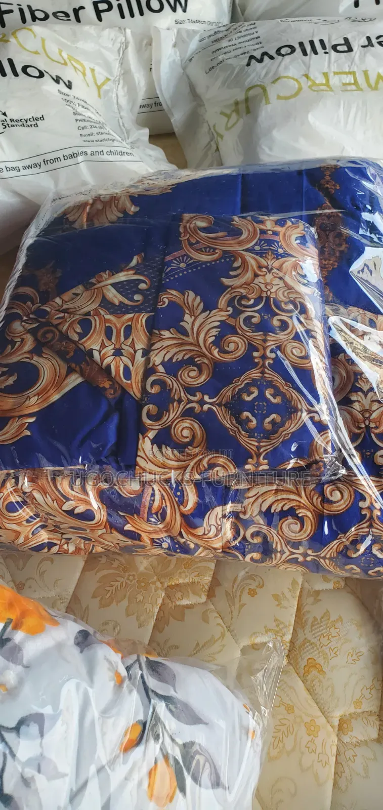 Duvet and 4 Pillowcase With Bedspread