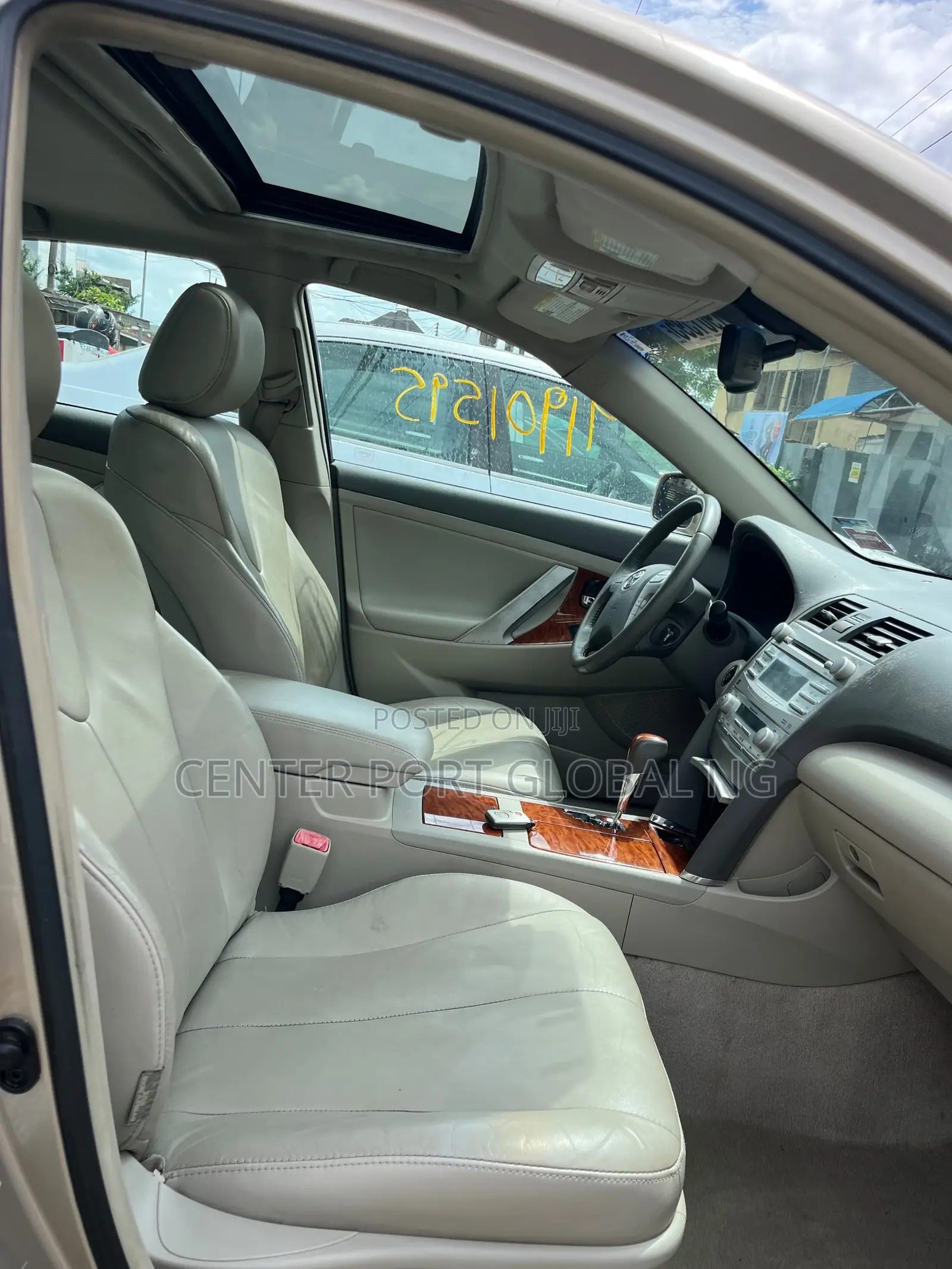 Toyota Camry XLE V6 4dr Sedan (3.5L 6cyl 6AM) 2009 Gold