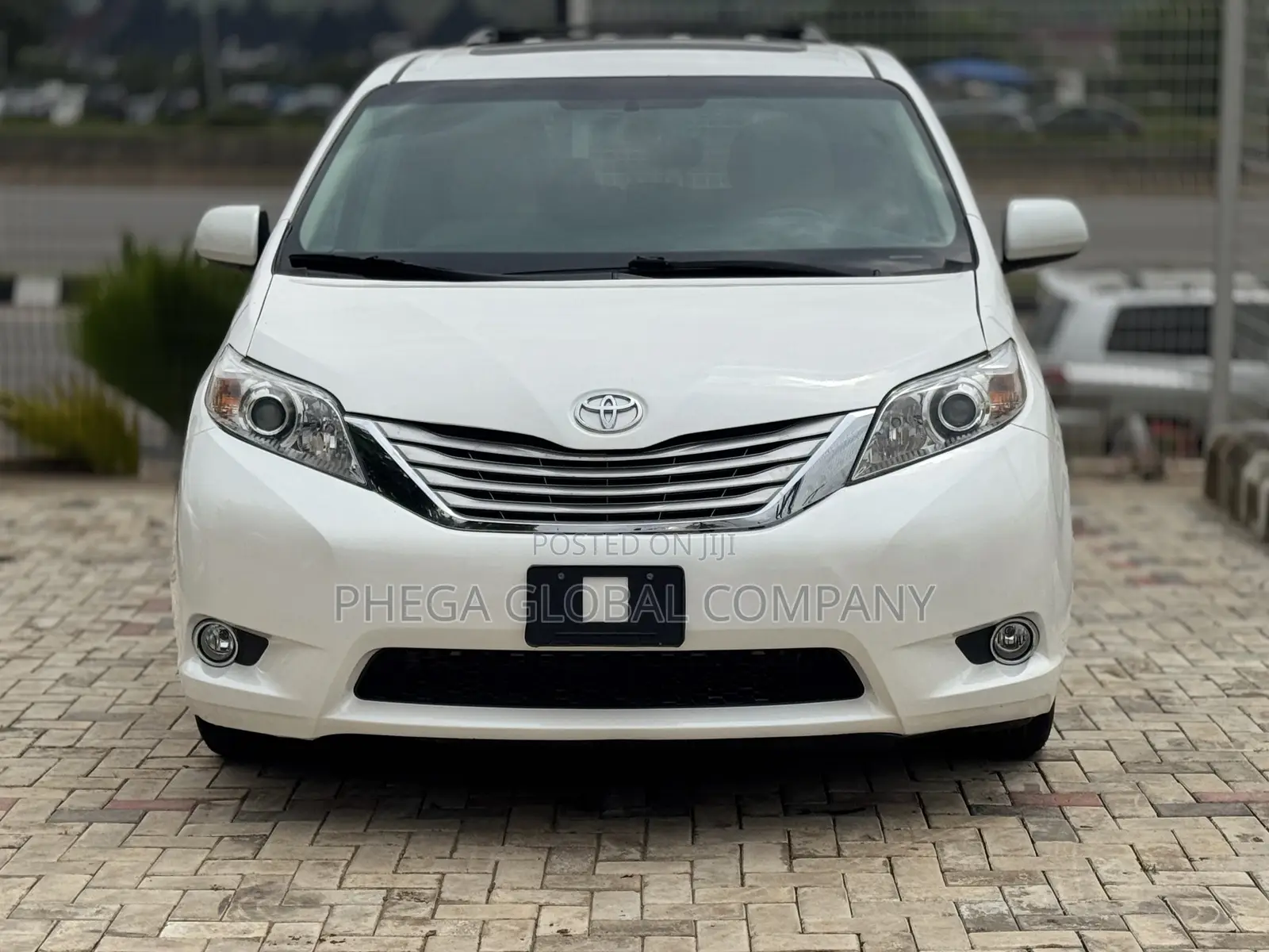 Toyota Sienna XLE Premium 8 Passenger (3.5L 6cyl 6A) 2016 White