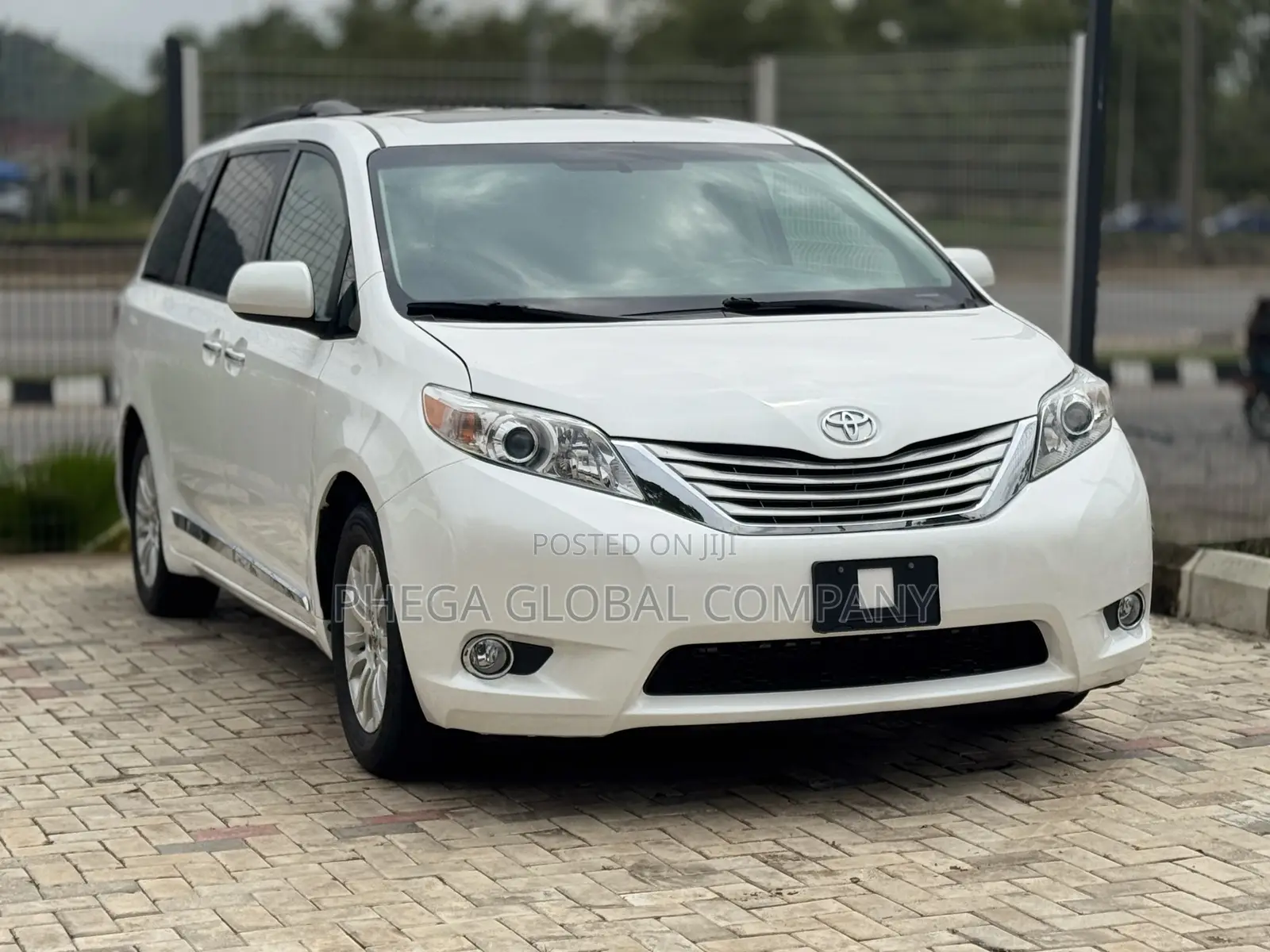 Toyota Sienna XLE Premium 8 Passenger (3.5L 6cyl 6A) 2016 White