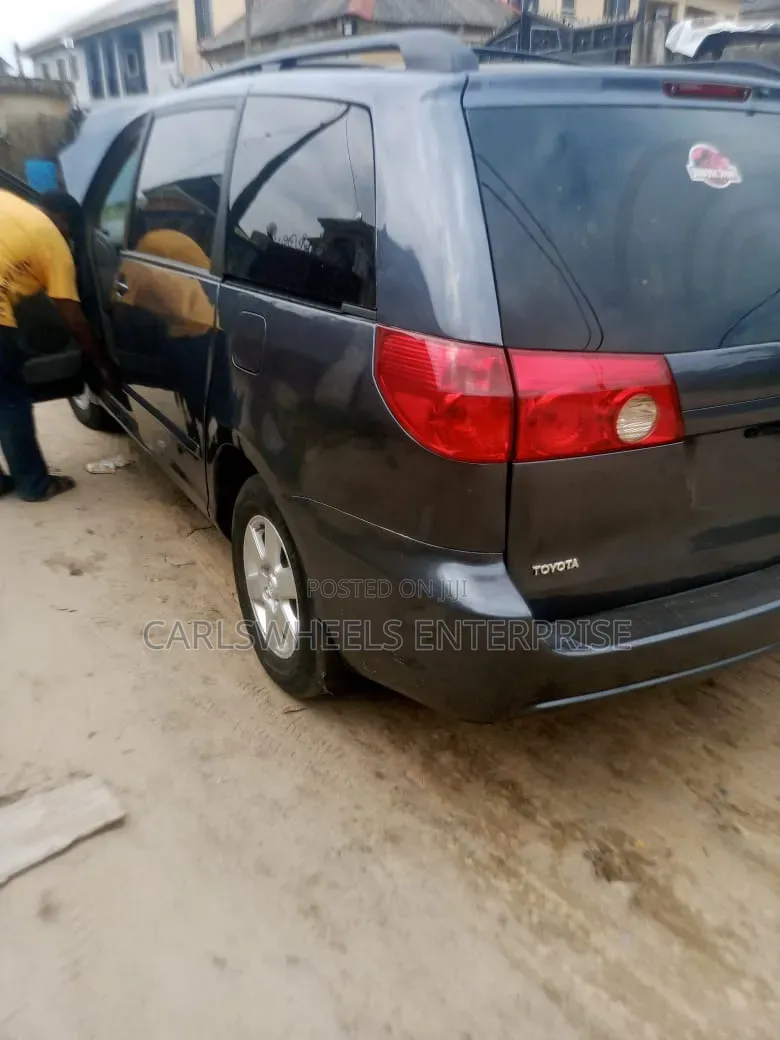 Toyota Sienna LE 4WD 2007 Gray