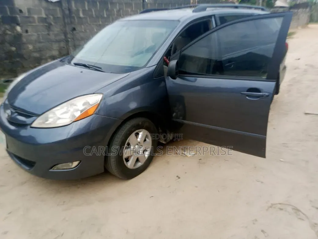 Toyota Sienna LE 4WD 2007 Gray