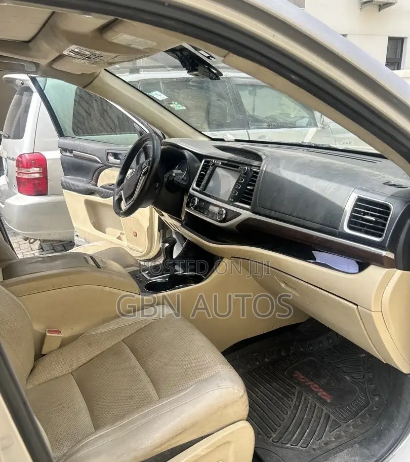 Toyota Highlander XLE 4dr SUV (3.5L 6cyl 6A) 2015 Gold