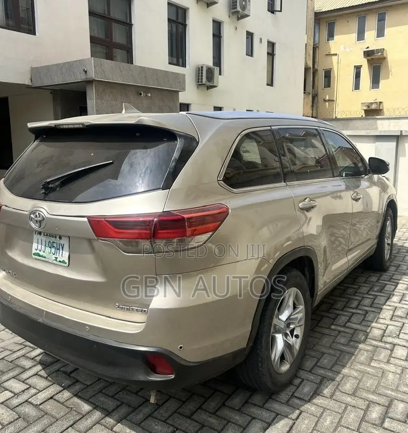 Toyota Highlander XLE 4dr SUV (3.5L 6cyl 6A) 2015 Gold