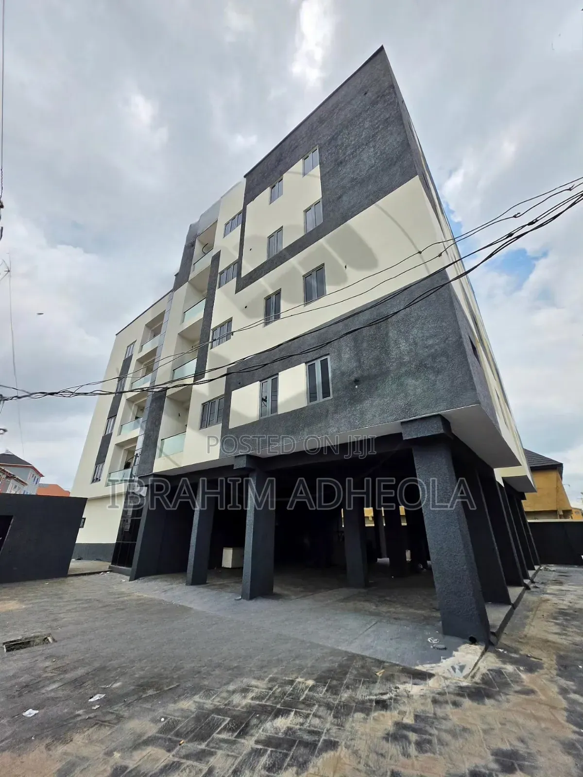 3bdrm Apartment in Off Toyin for sale