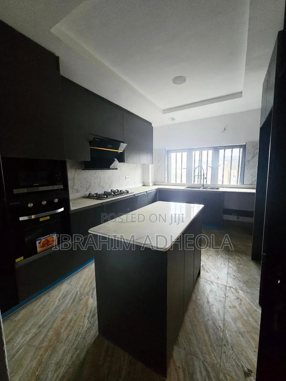 3bdrm Apartment in Off Toyin for sale