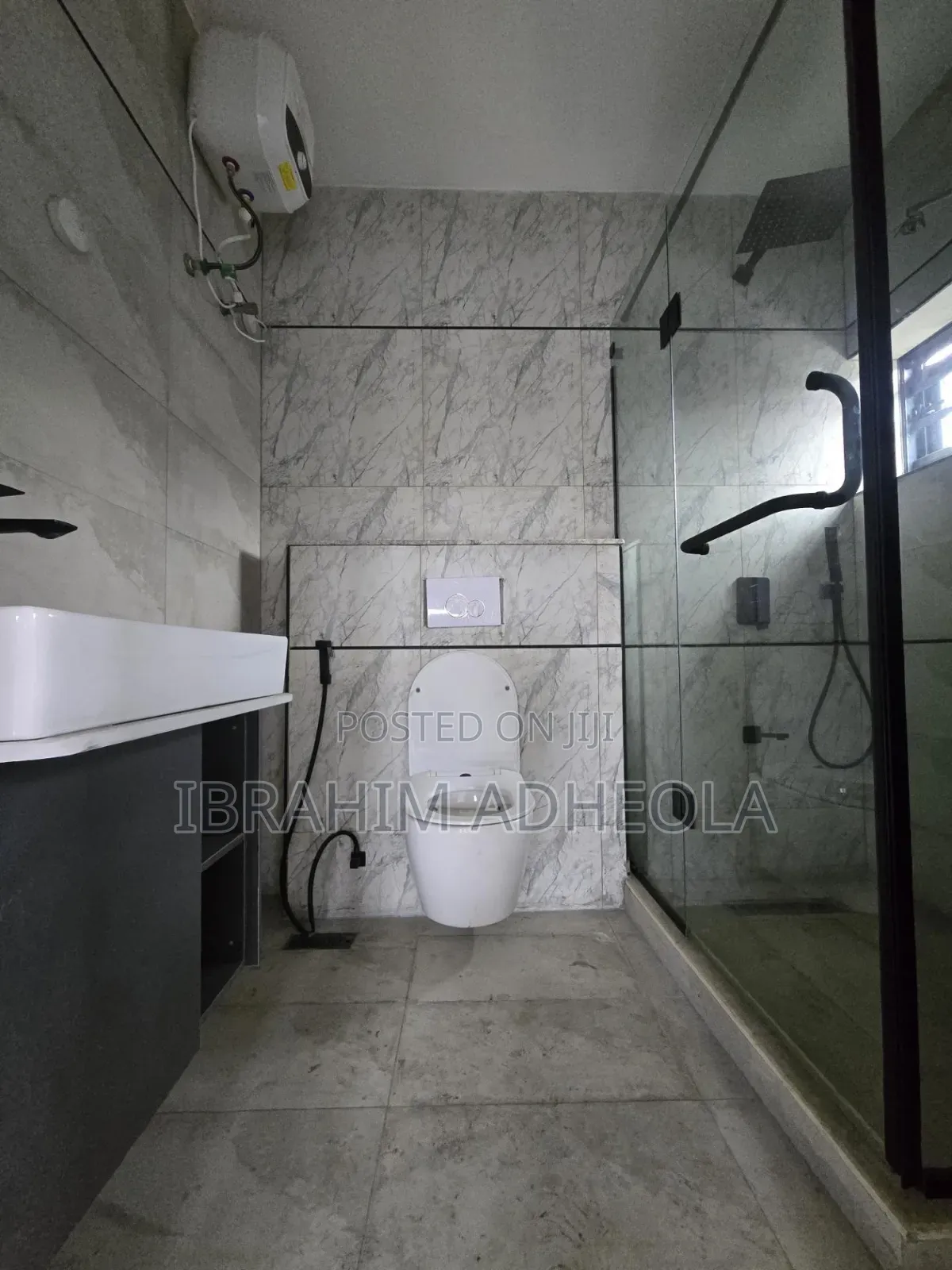 3bdrm Apartment in Off Toyin for sale