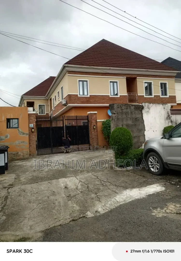 3bdrm Block of Flats in Omole Phase 2 for sale