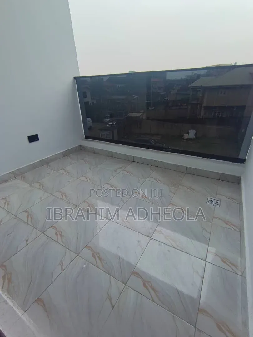 4bdrm Townhouse/Terrace in Yaba, Onike for sale