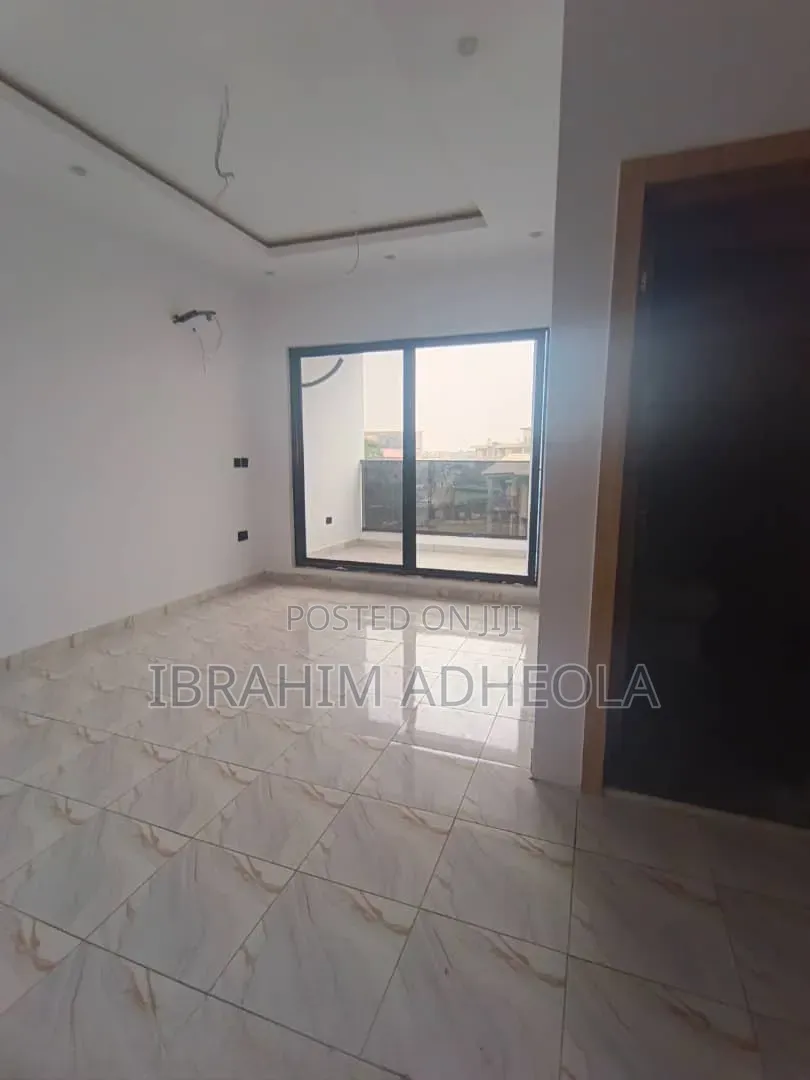 4bdrm Townhouse/Terrace in Yaba, Onike for sale