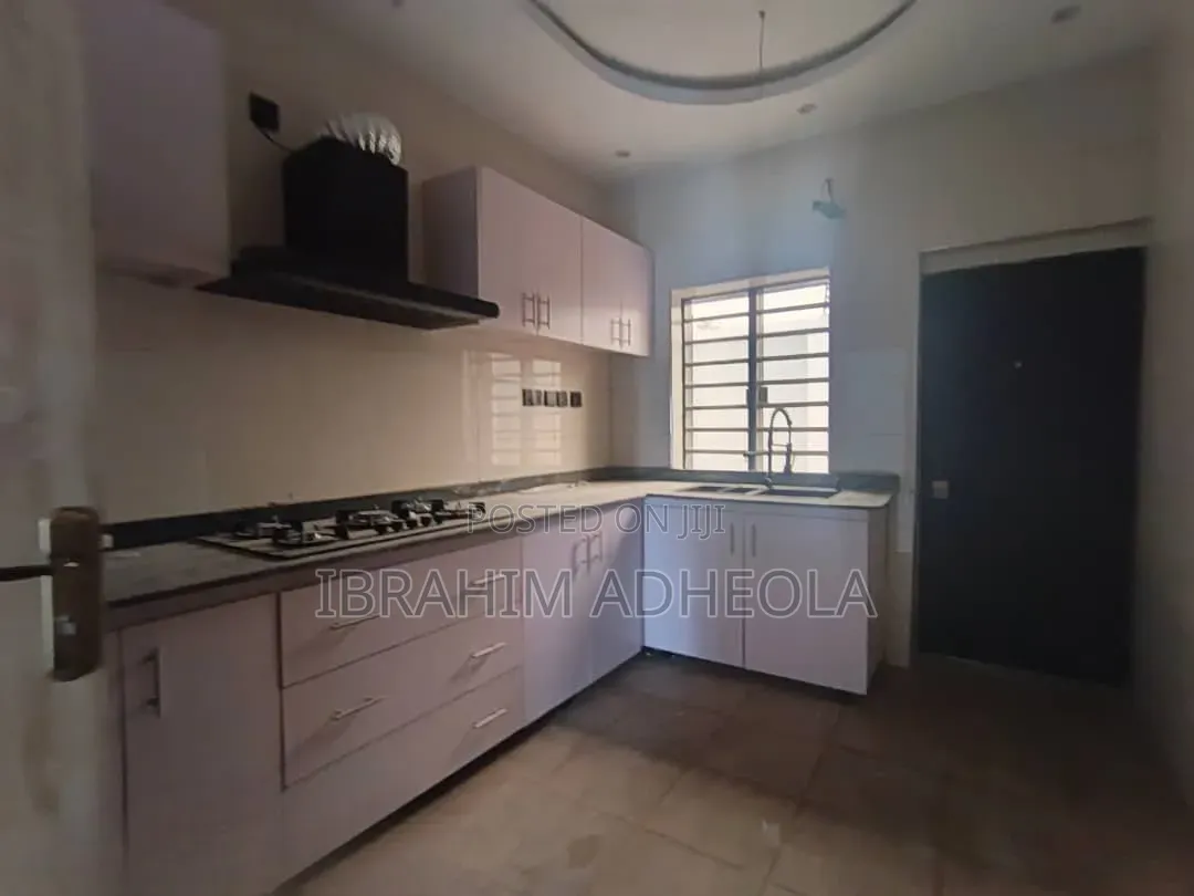 4bdrm Townhouse/Terrace in Yaba, Onike for sale