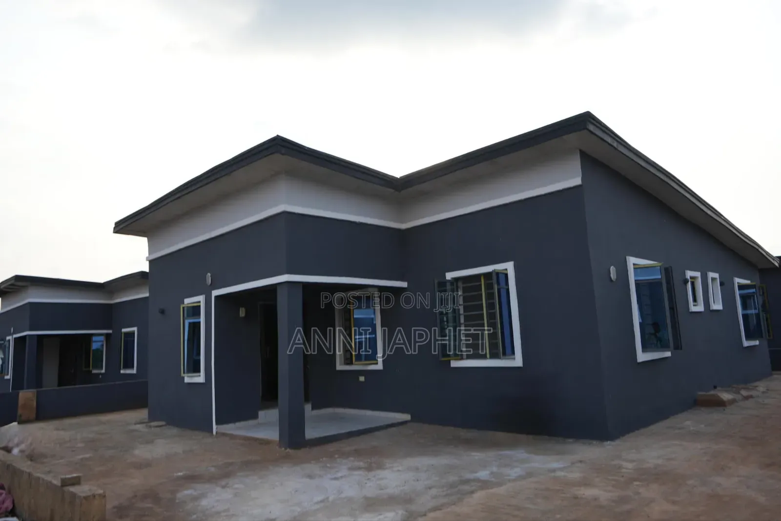 3bdrm Bungalow in Queen'S Home Estate, Obafemi-Owode for sale