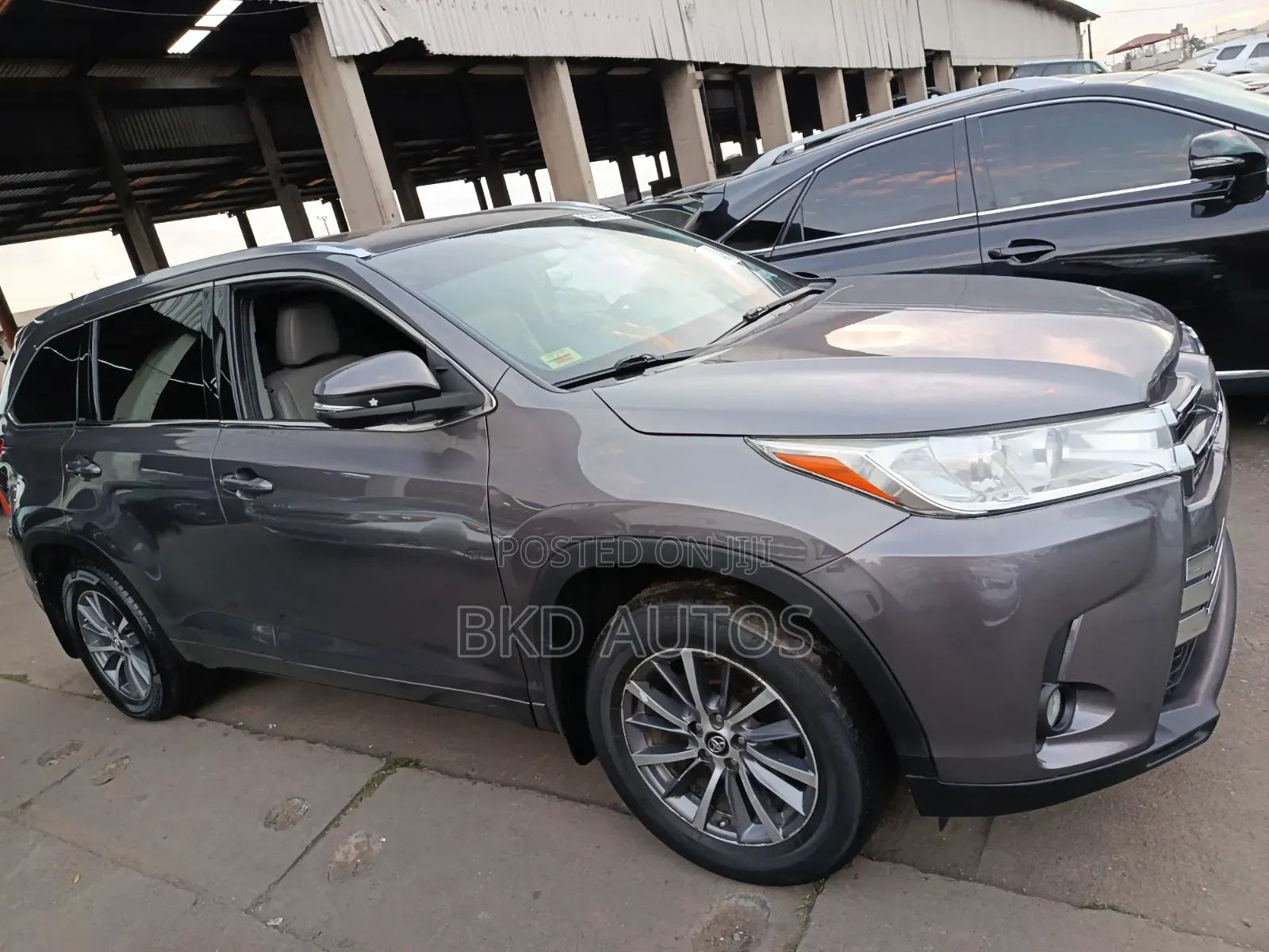 Toyota Highlander XLE 4x4 V6 (3.5L 6cyl 8A) 2018 Gray
