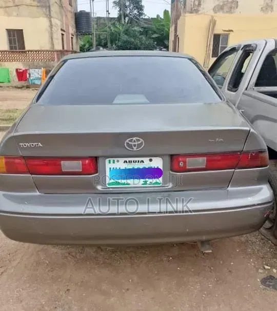 Toyota Camry 2000 Gray