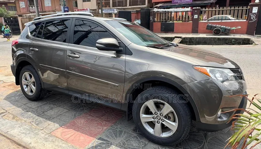Toyota RAV4 XLE 4dr SUV AWD (2.5L 4cyl 6A) 2014