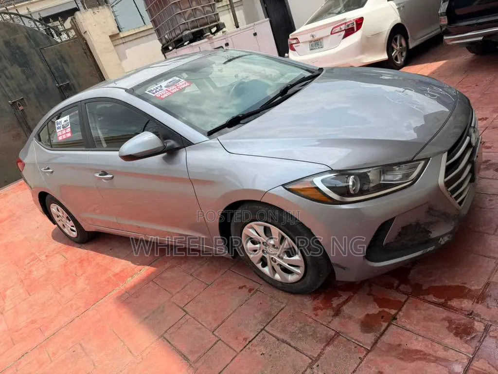 Hyundai Elantra Limited Sedan FWD (2.0L 4cyl 6A) 2017 Silver
