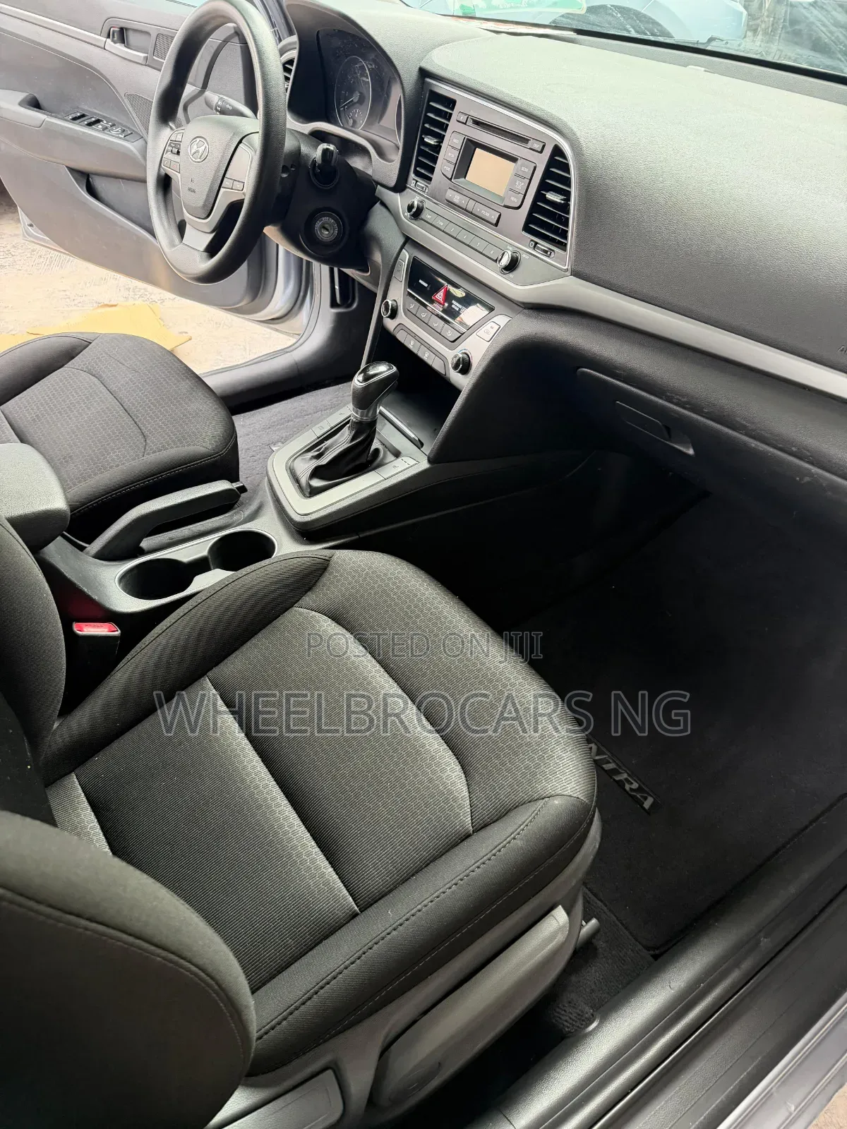 Hyundai Elantra Limited Sedan FWD (2.0L 4cyl 6A) 2017 Silver