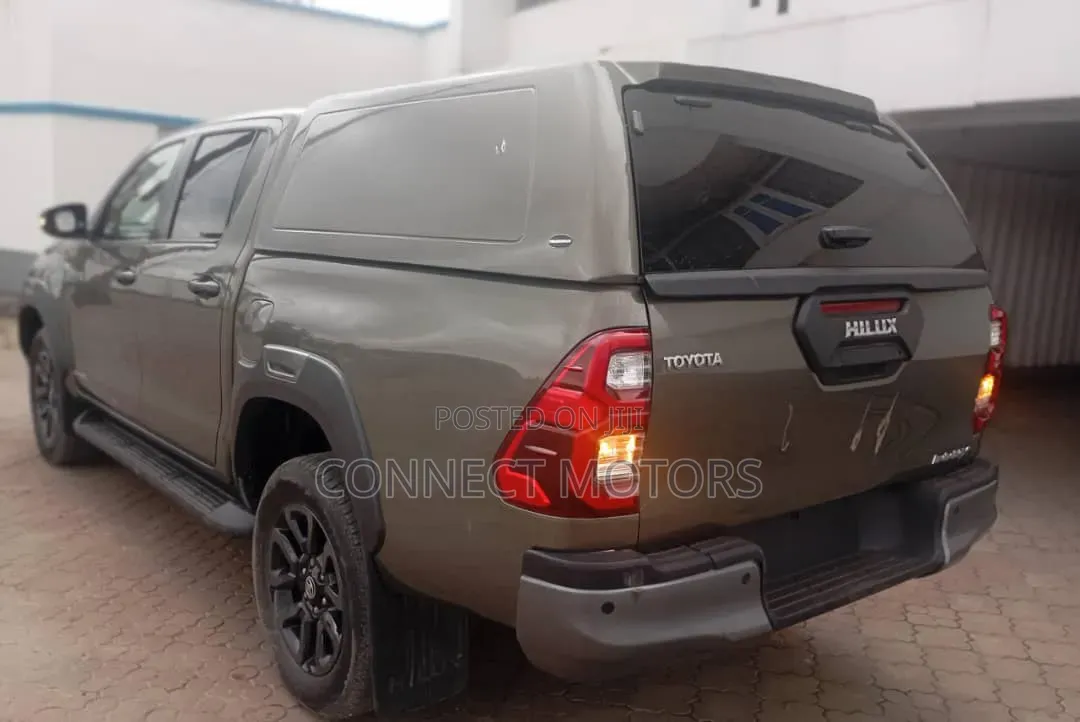 Toyota Hilux 2022 Brown