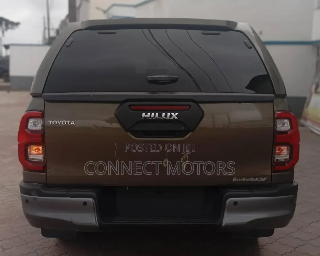Toyota Hilux 2022 Brown