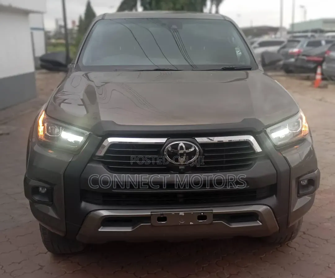 Toyota Hilux 2022 Brown