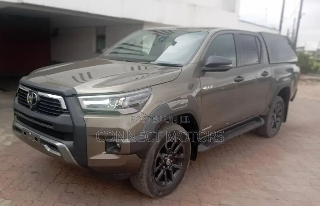 Toyota Hilux 2022 Brown