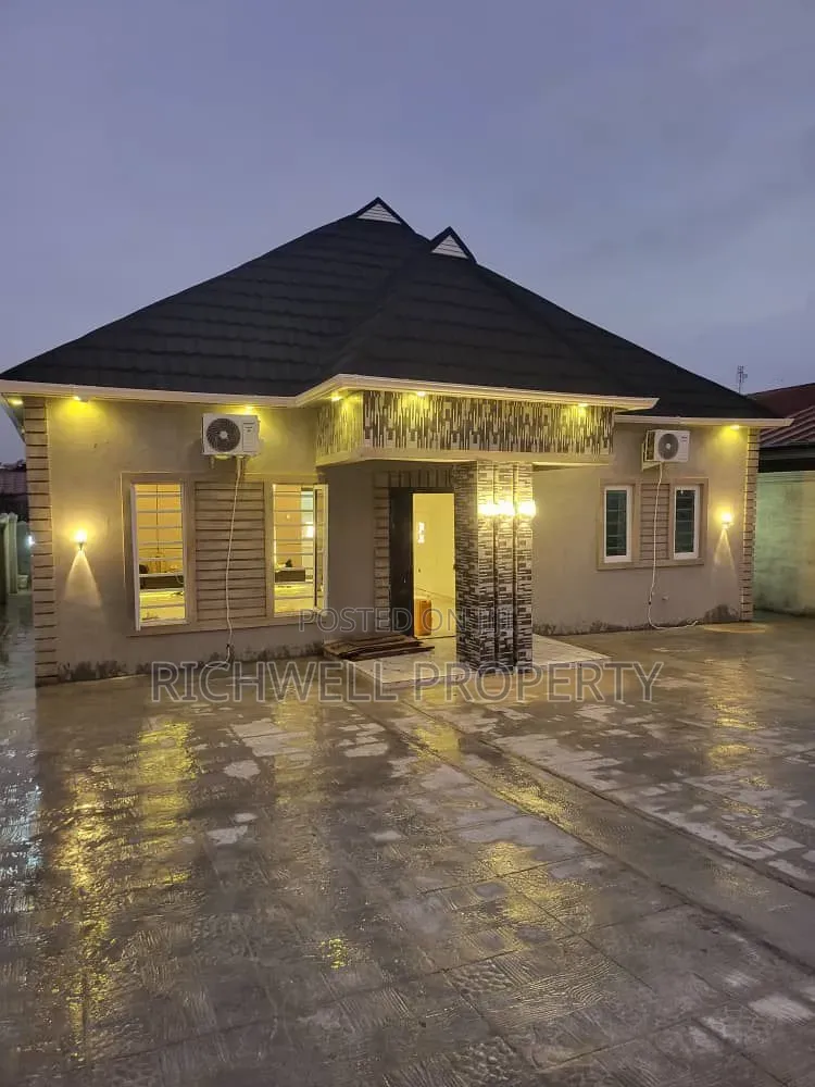 3bdrm Bungalow in Elebu Comodore, Akala Express for sale